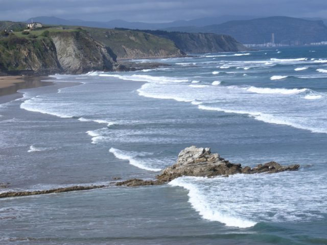 Sopelana, acantilados y playas salvajes para los amantes del surf